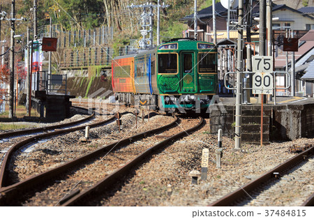 Sightseeing train "Shikoku manna thousand years" has been stopped at Daihokan station 37484815