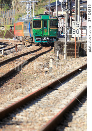 Sightseeing train "Shikoku manna thousand years" has been stopped at Daihokan station 37484816