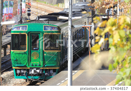 Sightseeing train "Shikoku manna thousand years" has been stopped at Daihokan station 37484817