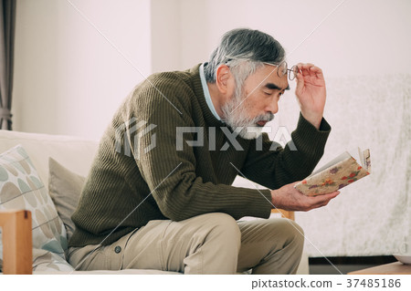 Senior man reading glasses with glasses 37485186