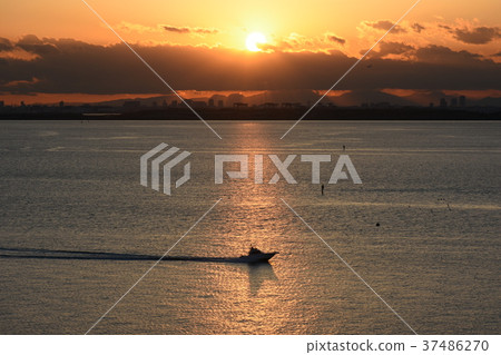 日本的城市景觀“從舞濱看到的東京灣和日落”（飛機和船也可見） 37486270