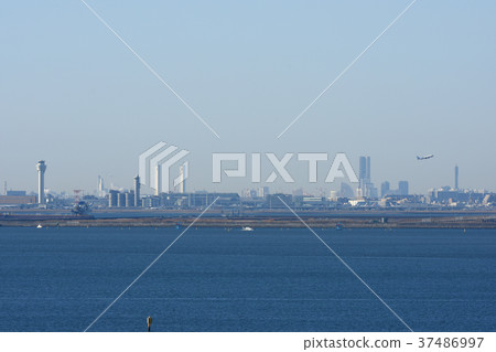 日本的城市景觀“從舞濱看到的羽田機場”(在後面你可以在橫濱看到MM21等) 日本的城市景觀“從舞濱看到的羽田機場”(在後面你可以在橫濱看到MM21等) 37486997