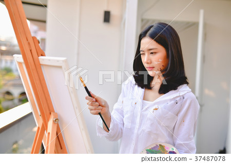 Concept Artist Beautiful girl. Beautiful women are creating art. 37487078