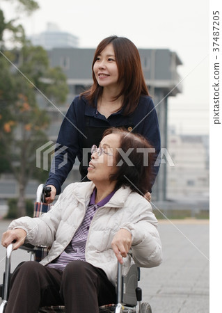 一位老人和坐輪椅的看護者 37487205