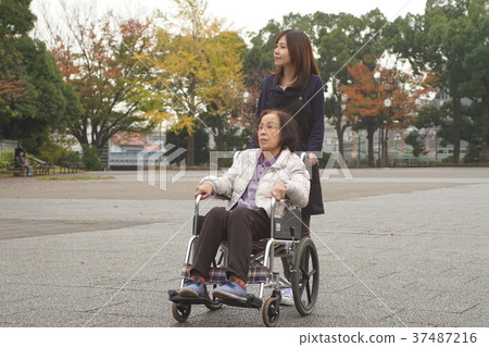 一位老人和坐輪椅的看護者 37487216