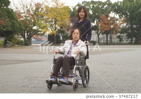 一位老人和坐輪椅的看護者 一位老人和坐輪椅的看護者 37487217