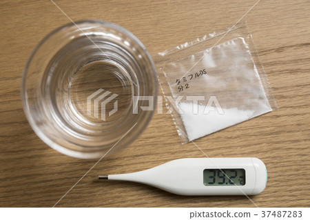 流感圖像達菲和溫度計和水 37487283