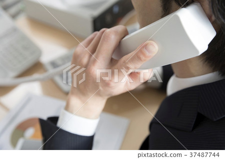 商人手回答的電話在辦公室 37487744