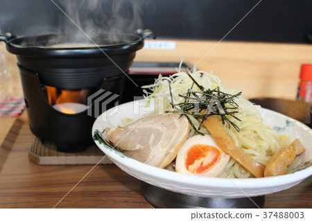 Large serving noodles 37488003