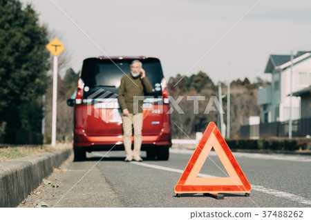 三角停車板麻煩老人司機 37488262