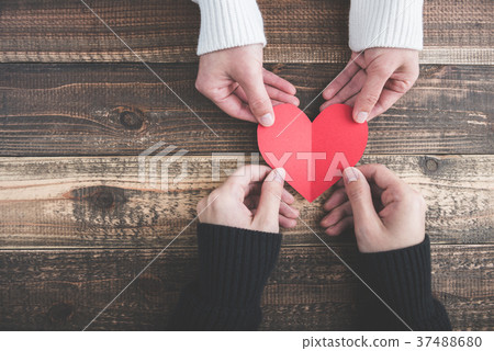 拿著紅色心臟的手 37488680