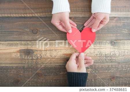 拿著紅色心臟的手 37488681