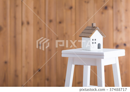在凳子安置的房子的模型 37488717