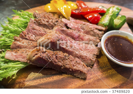 sirloin steak  37489820