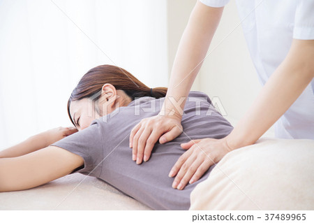 Massage beauty treatment man body chiropractic female patient white background 37489965
