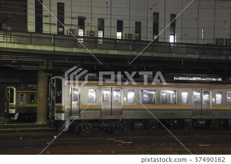 為大宮的當地航線開發的211系列列車 37490162