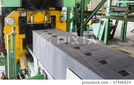 Green Sand mold in casting line 37490424