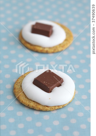 Making sweets in the house Smore 37490639