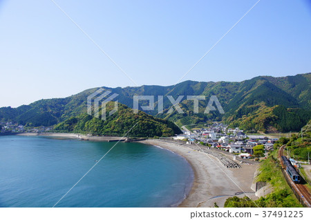 最近的太平洋火車站，Tsuji線：限速快線Asizuri（2000系列+ N2000系列）經過Awa站 37491225