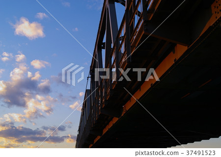 鐵橋染成夕陽和藍天東武東條線伊魯瑪河橋b 鐵橋染成夕陽和藍天東武東條線伊魯瑪河橋b 37491523