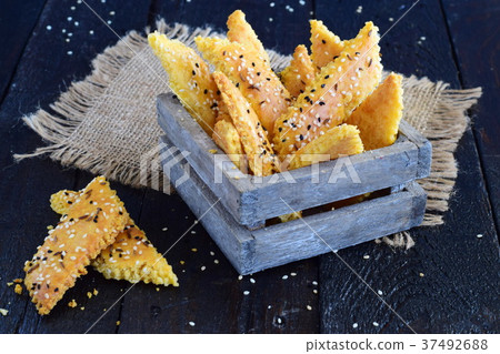 Salty biscuits with sesame seeds in a wooden box Salty biscuits with sesame seeds in a wooden box 37492688