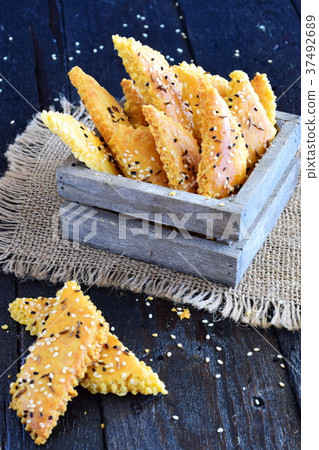Salty biscuits with sesame seeds in a wooden box Salty biscuits with sesame seeds in a wooden box 37492689