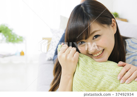 Young woman relaxing on the couch 37492934