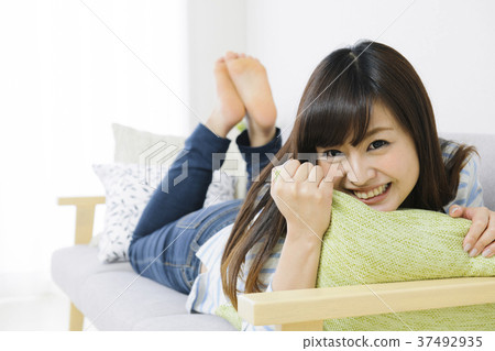 Young woman relaxing on the couch 37492935