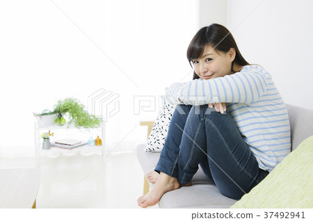 Young woman relaxing on the couch 37492941