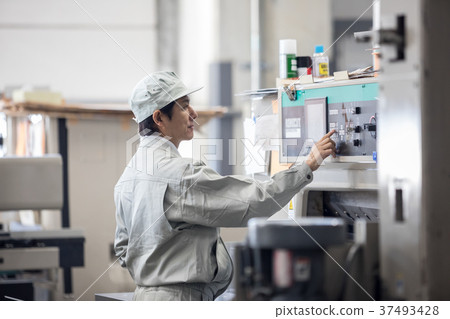 操作城鎮工廠/機器的男性工作者 37493428