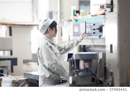 鎮工人 - 女工操作機器 鎮工人 - 女工操作機器 37493441