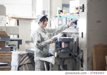 操作鎮工廠/機器的年輕女工 37493447