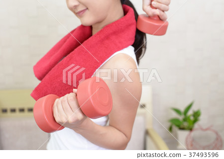 Women exercising Women exercising 37493596
