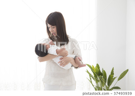 抱著嬰兒的女人 抱著嬰兒的女人 37493939