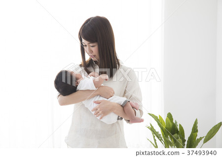抱著嬰兒的女人 37493940
