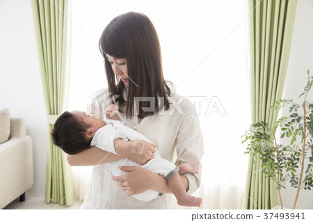 抱著嬰兒的女人 抱著嬰兒的女人 37493941