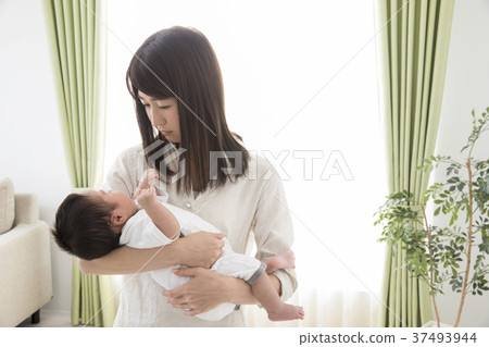 Woman holding a baby 37493944