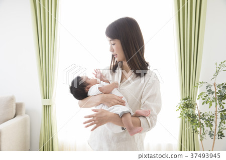 Woman holding a baby 37493945