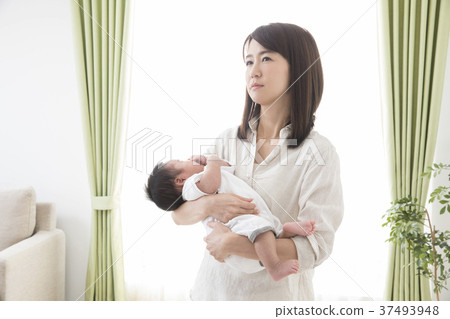 Woman holding a baby 37493948