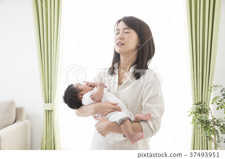 Woman holding a baby 37493951