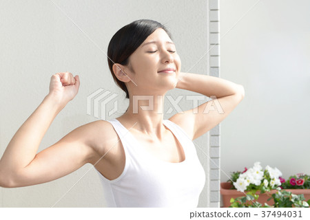 Relaxed woman 37494031