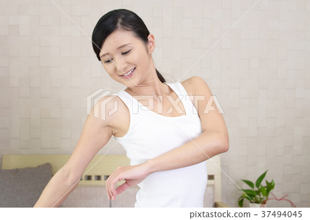 女人伸展 37494045