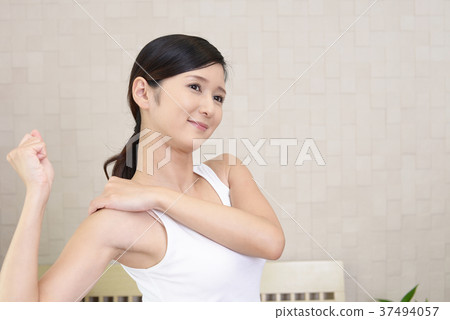 Relaxed woman 37494057