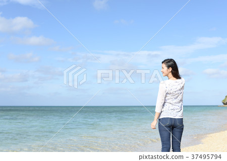 放鬆在熱帶沖繩島美麗的海灘的婦女 放鬆在熱帶沖繩島美麗的海灘的婦女 37495794