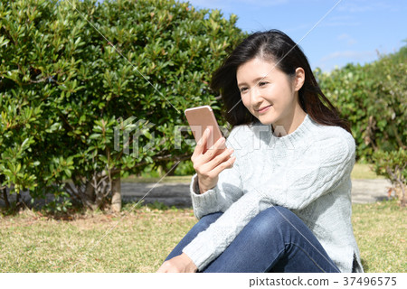 智能手機的女人 37496575