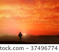 觀看早晨太陽的登山人 37496774