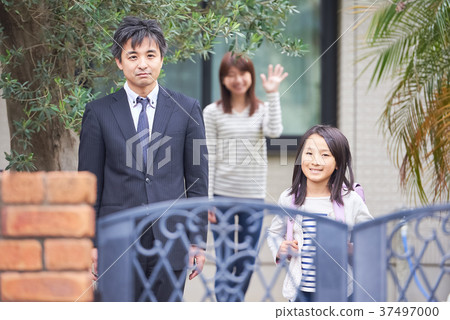 Morning commuting to school 37497000