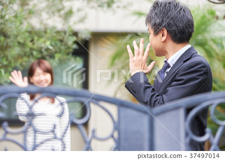 Businessman morning commute 37497014