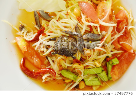Somtum Thai spicy green papaya with black crab 37497776