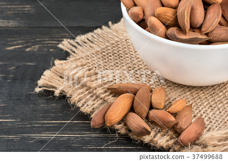 Uzbek almonds in bowl 37499688